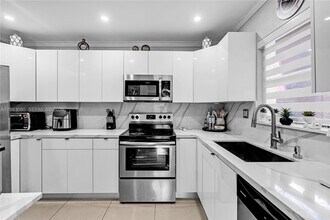 Building Photo - 13715 Kendale Lakes Cir