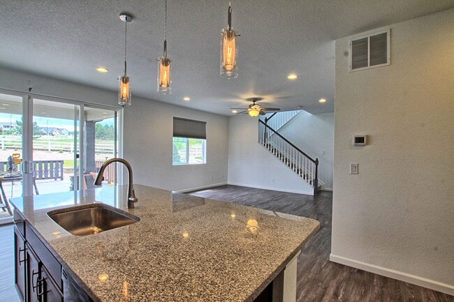 Building Photo - 3 bed 2.5 bath Crystal Valley Ranch home b...
