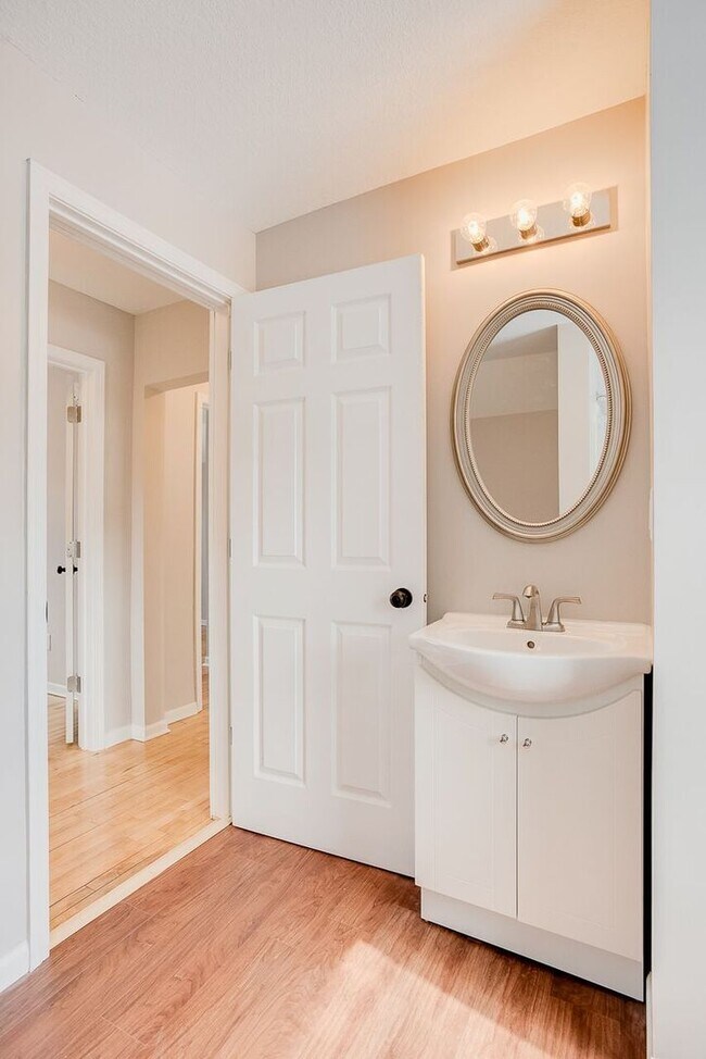 Building Photo - COMPLETELY UPDATED 2 BEDROOM
