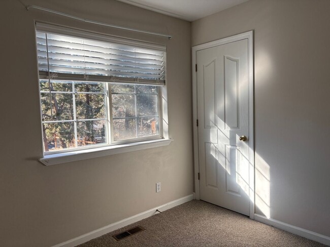 Building Photo - 3 BR/2.5 BA Townhouse