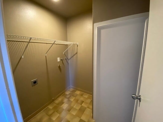 Building Photo - Two bedroom condo in Gated Community with ...