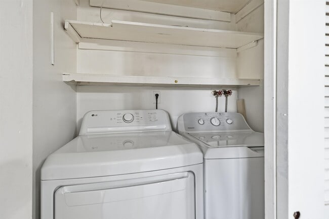 Building Photo - 2 Raydol Ave