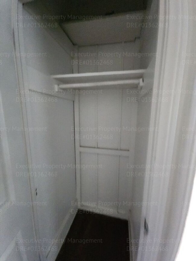 Building Photo - Move in ready. 3 bedrooms/ 1.5 bath, yard,...