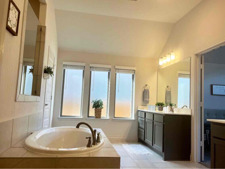 Building Photo - 2126 Thayer Cv