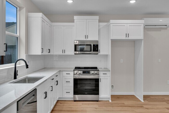 Building Photo - Move In Special Up to 3 Months Free- Newbe...
