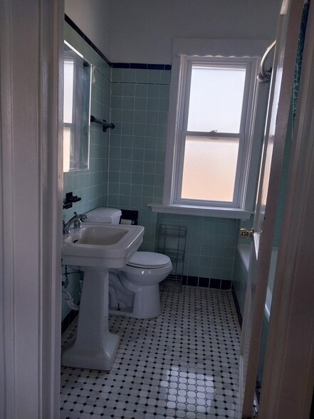 Main Bathroom - 3927 Kirk St