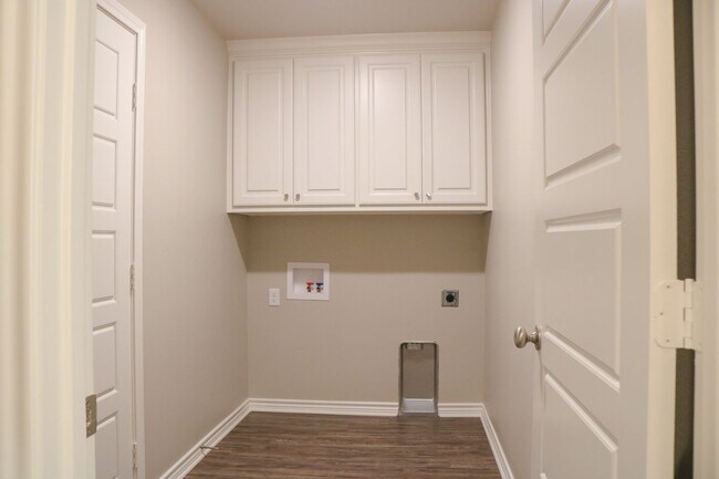 Building Photo - 5421 Meadow Ridge Dr