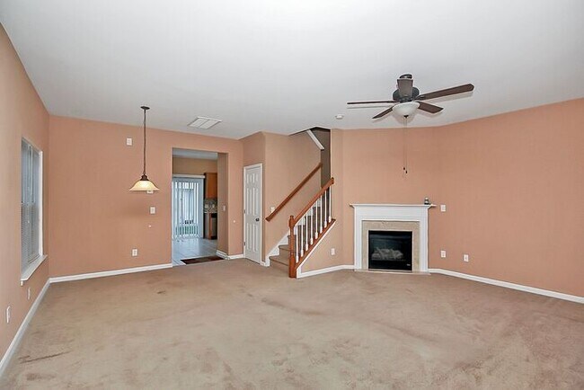 Building Photo - End Unit 3BD/2.5BA Townhome in Mill Creek!