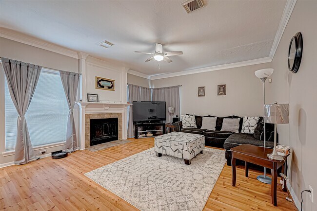 Building Photo - 211 Rolling Plains Dr
