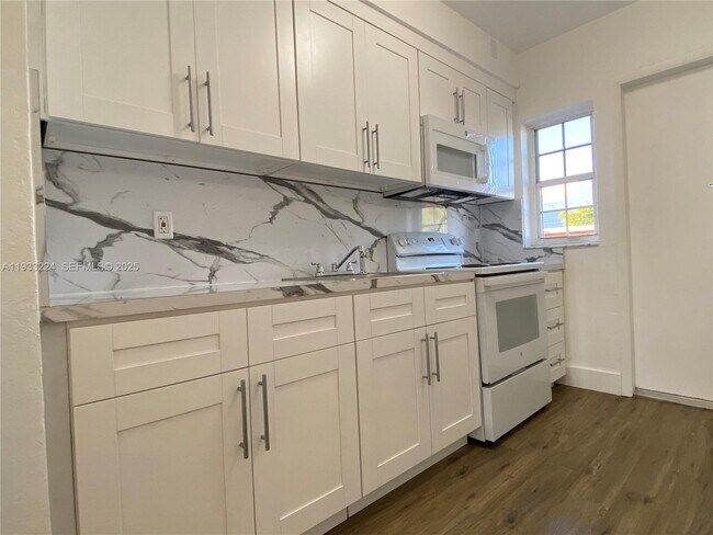 Building Photo - 3401 SW 9th Terrace