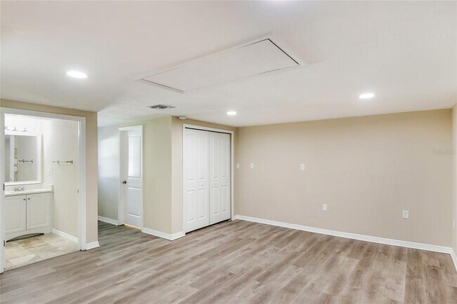 Building Photo - 9236 Rainbow Ln