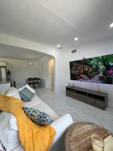 Building Photo - 4170 NE 15th Ave