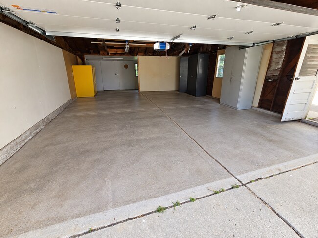 Building Photo - 3-Bedroom Shelby Twp Home on Spacious Lot with Large 2 Car Garage. Laminate Flooring on Main Floo...