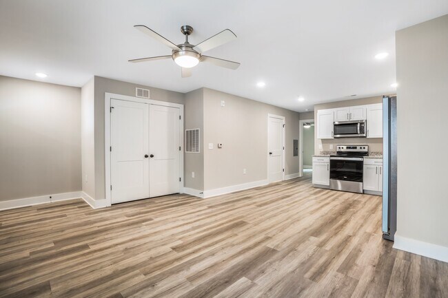 Building Photo - 303 Linwood St