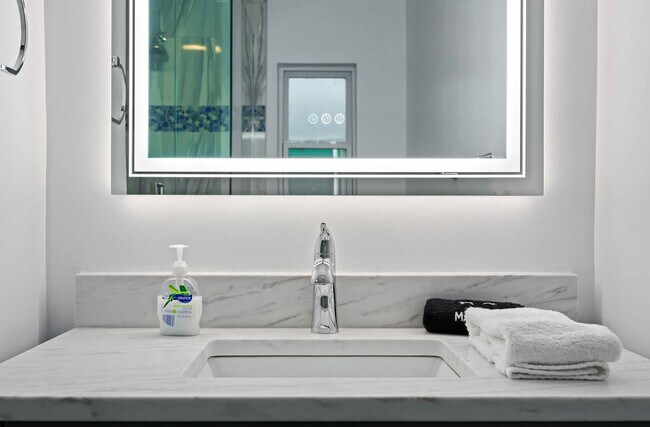 Building Photo - 1341 Bayview Dr