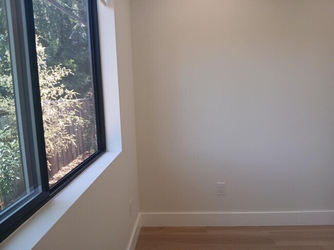 Building Photo - 523 Lancaster Way