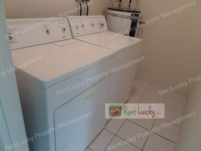 Building Photo - Wonderful 2-Bedroom Top Floor Condo in Renton - Great Location!