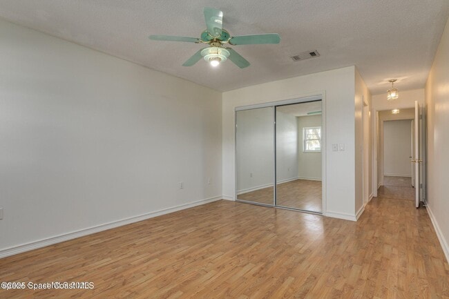 Building Photo - 302 Emerald Pl E