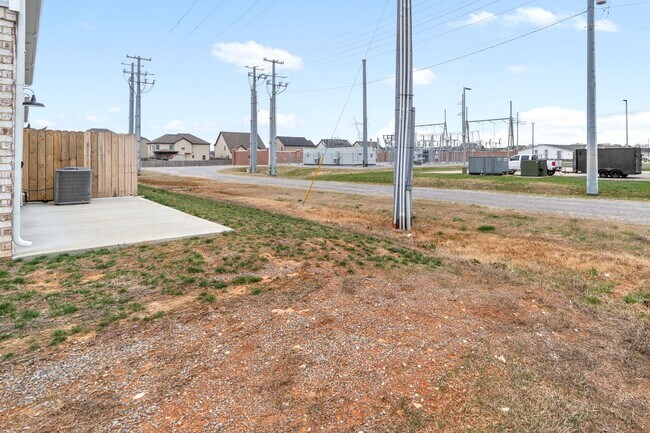 Building Photo - Pet Friendly Three Bedroom!