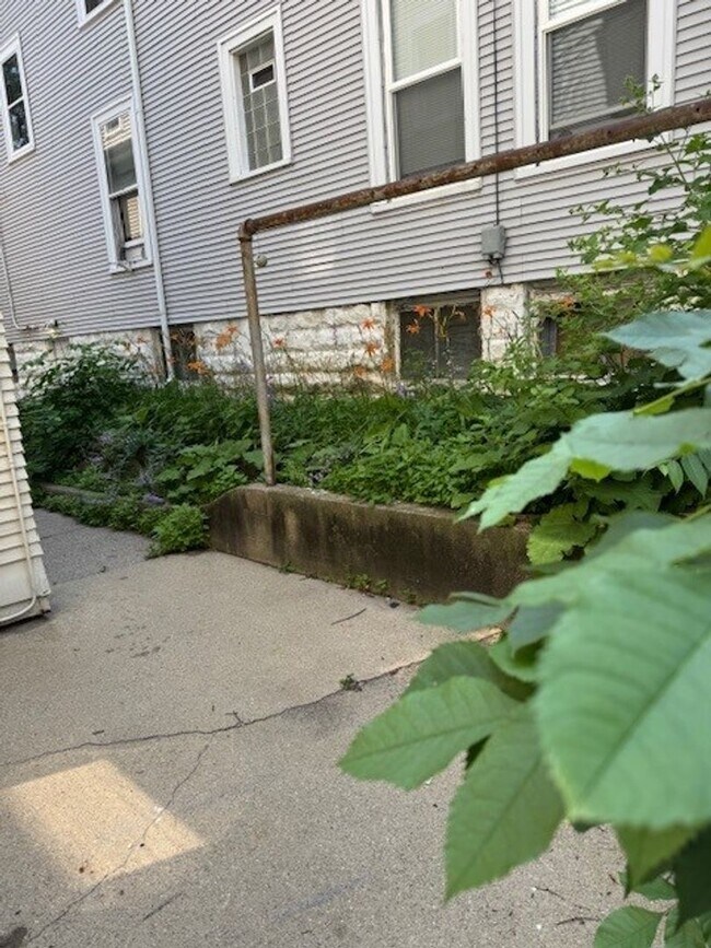 Building Photo - 219 E Mifflin St