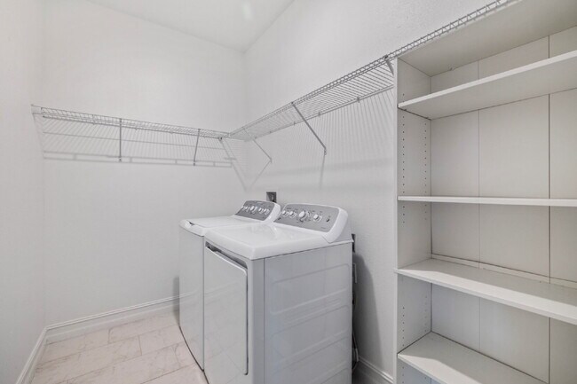 Building Photo - Estancia 3-Bed Retreat in Wesley Chapel wi...