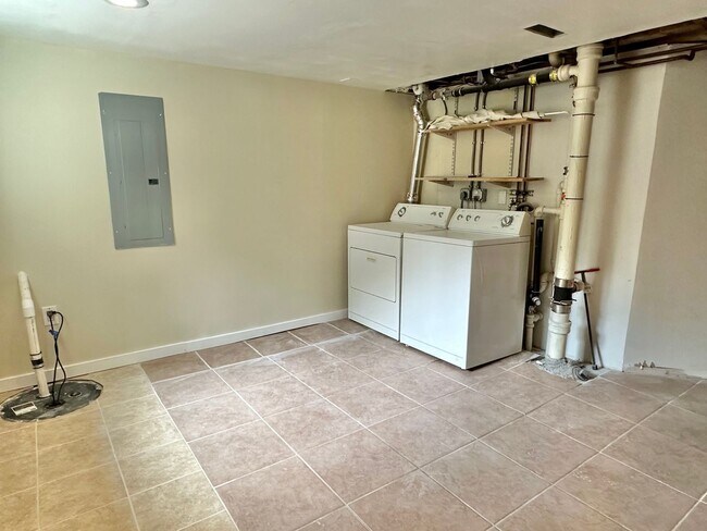 Building Photo - Beautiful 3 Bedroom home in desirable Ball...
