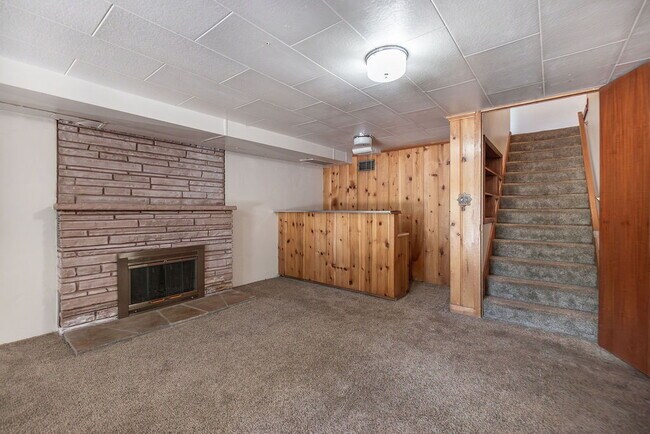 Building Photo - Spacious 3 bed 3 bath home