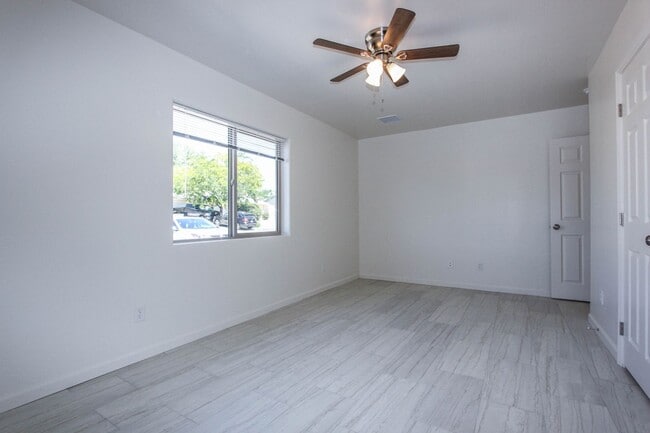 Building Photo - 1251 Barzona Ave