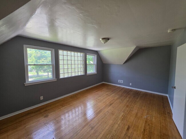 Building Photo - Large Single Family House Available Now 3 to 4 Beds 1.5 Bath over 2000 SQ FT