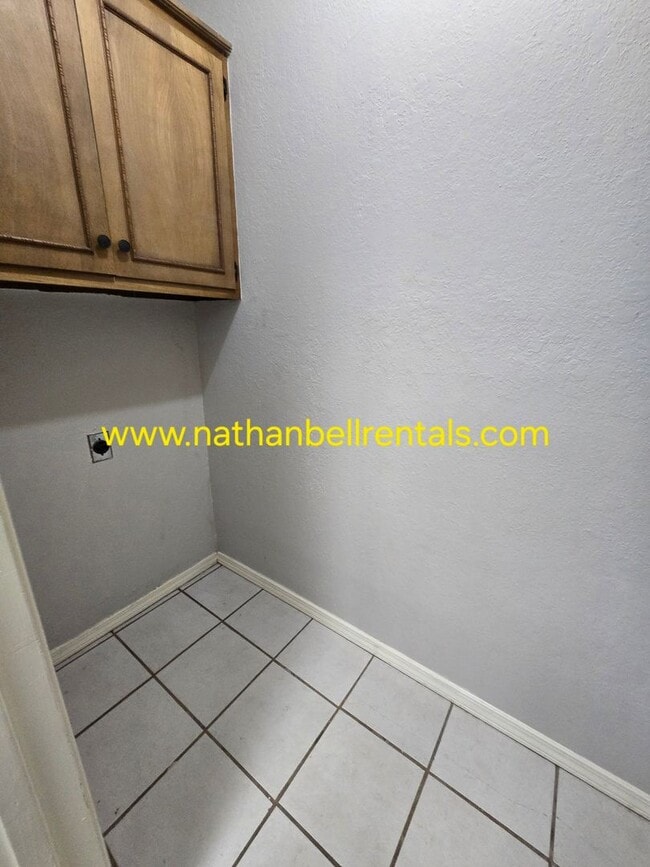 Building Photo - Duplex: 3 bed, 2 bath