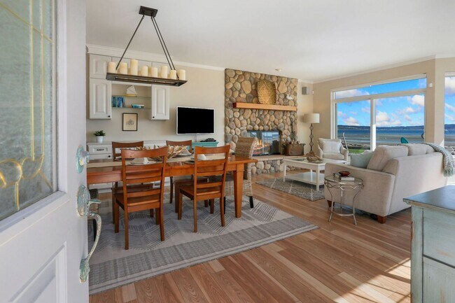 Building Photo - Spectacular Water Front Home With a Short Term  Lease to Start!