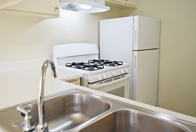 Building Photo - Upstairs 2BR/1BA North Park Apt with Assigned Parking and Laundry On-Site!