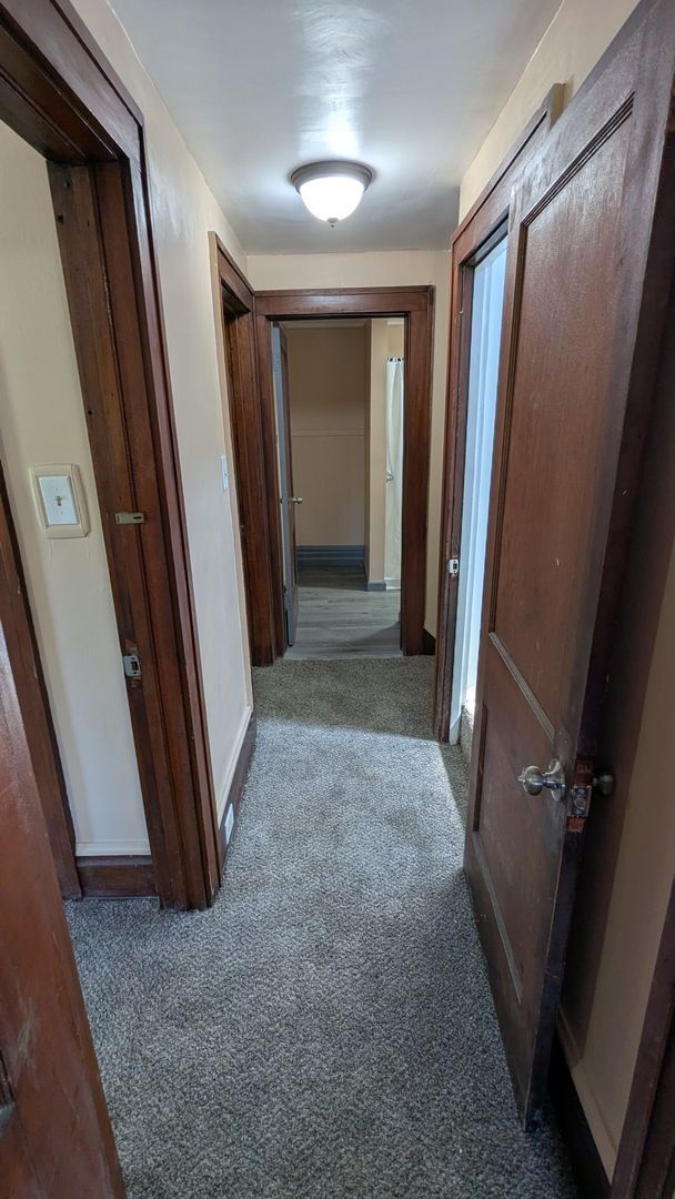 Building Photo - Spacious 4-bedroom, 1.5-bath home in Akron