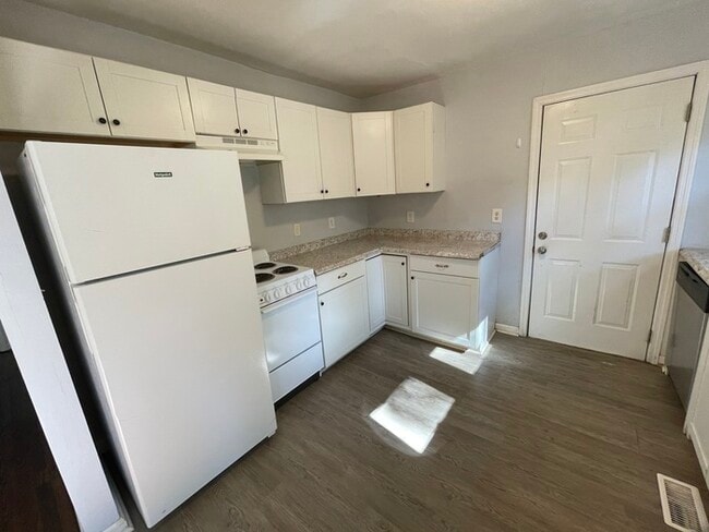 Building Photo - 2 Bedroom 1 Bathroom House Available Now! ...