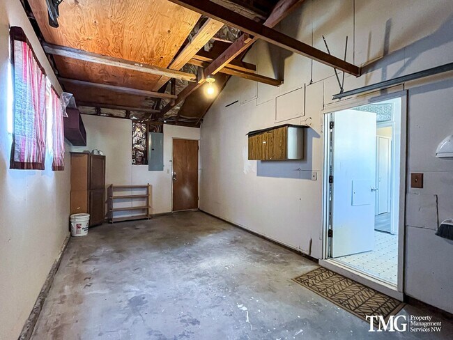 Building Photo - Remodeled Rambler for Rent! New Floors, New Bathroom, Fully Fenced Yard, Pets Welcome!