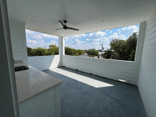 Building Photo - 308 Grove St