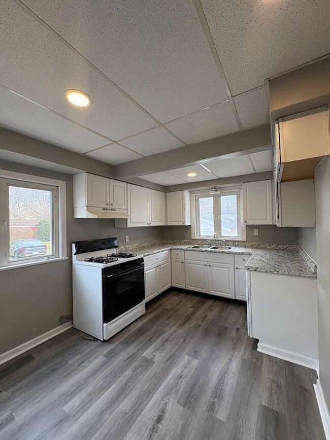 Building Photo - Large 4 bedrooms 1 full bathroom home for rent