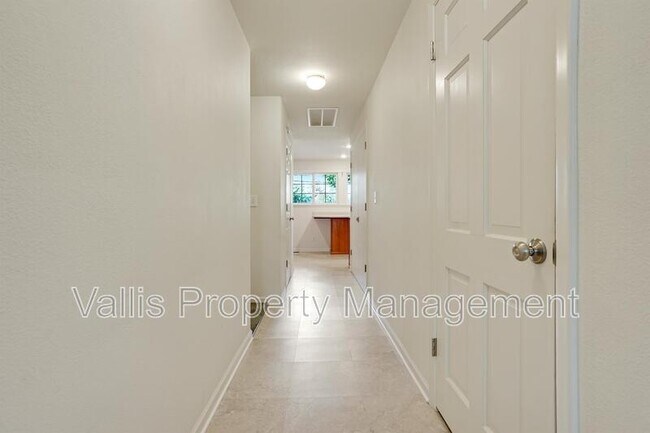 Building Photo - 3385 Camellia Dr S