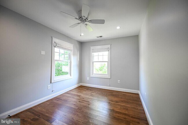 Building Photo - 2314 N Kenmore St