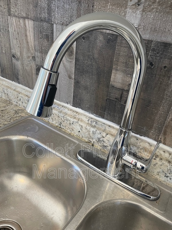 Building Photo - 1924 E 123rd St