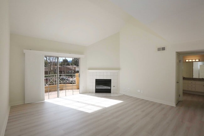 Building Photo - 23903 Del Monte Dr.