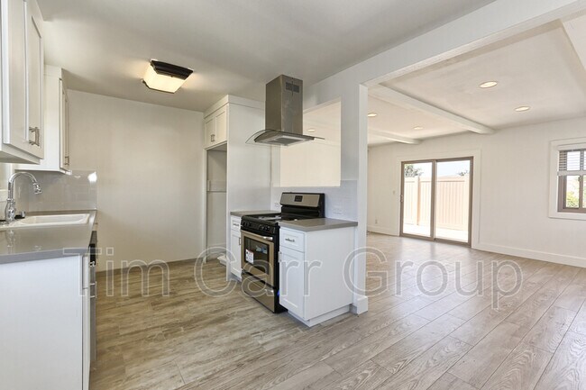 Building Photo - 2048 Garden Ln