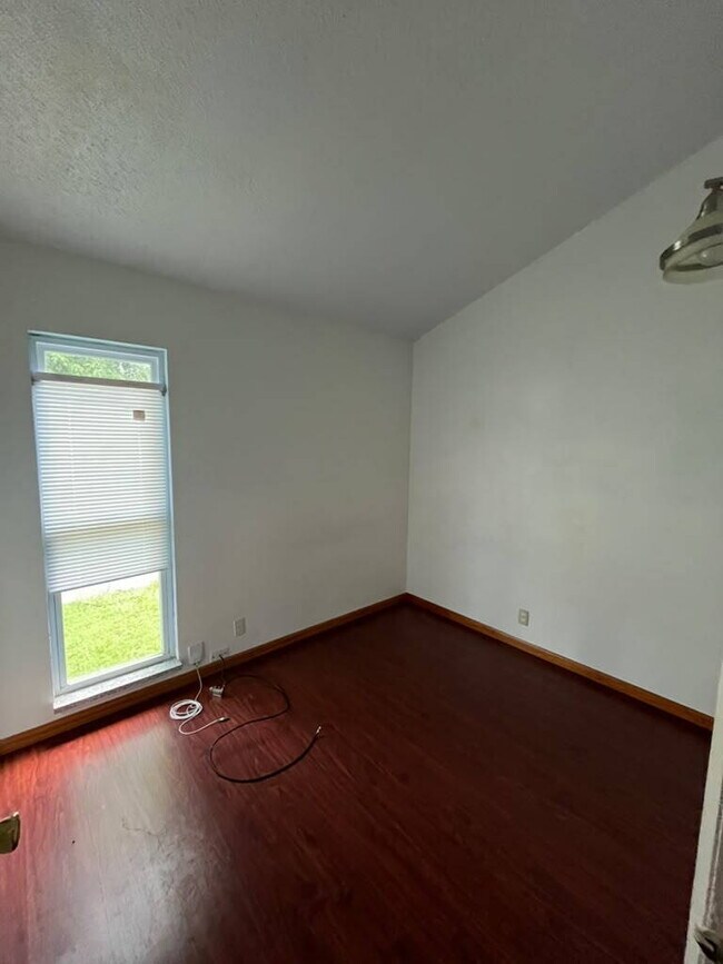 Building Photo - "Spacious 3 Bedroom/2 Bath Home in Florissant!"  Available for Move-In on 8/15/2026