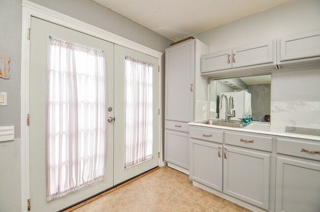 Building Photo - 13102 Richmond Ave.