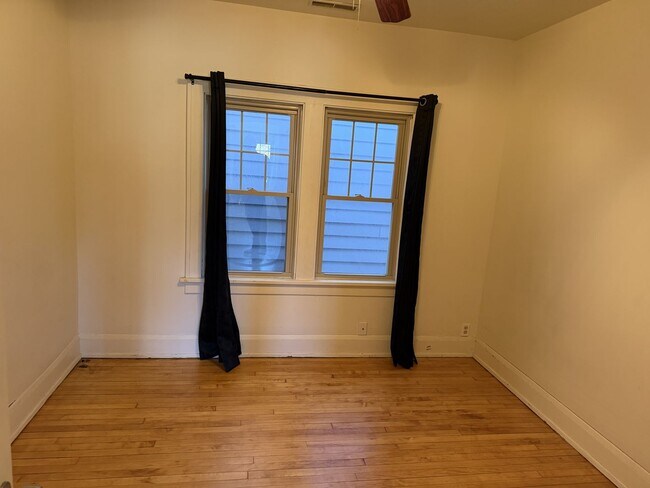 Building Photo - 1645-1647 N Astor St