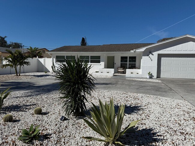 Building Photo - Stunning Seminole Home with Private Pool | 3 Bed / 2 Bath