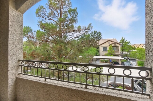 Building Photo - Northwest Condo with Modern Finishes & Gre...