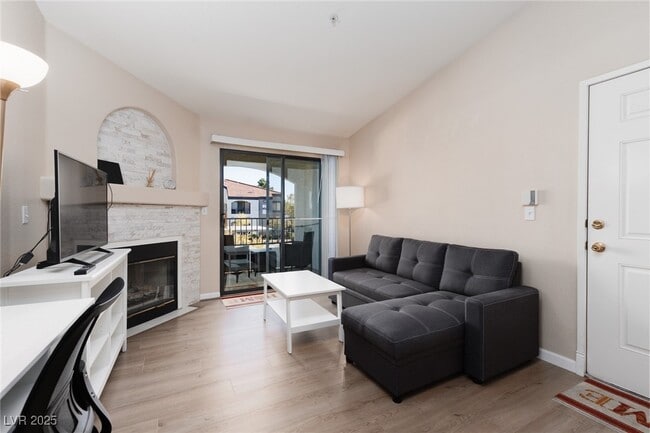 Building Photo - 950 Seven Hills Dr