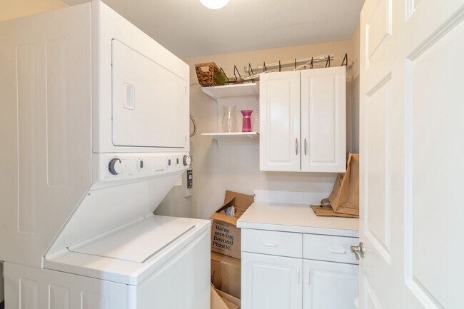Building Photo - Amazing West Seattle 2 bedroom 2 bath W/S/...