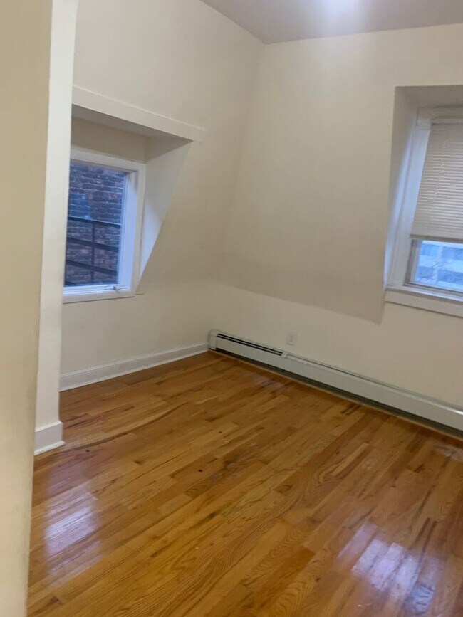 Building Photo - 86 Clinton Ave